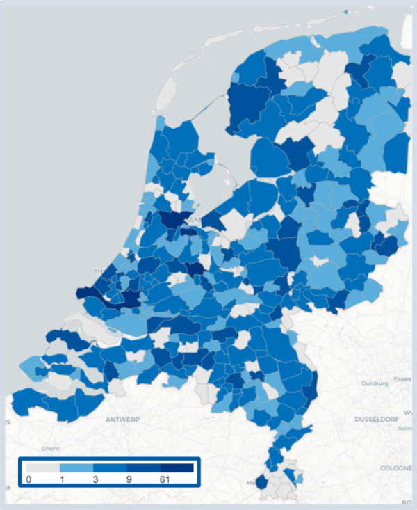 Kaart van Nederland met per gemeente het aantal deelnemers aan de KVK Top 100, ingedeeld in vijf categorieën via een kleurenschaal van licht (weinig deelnemers) naar donker (veel deelnemers)